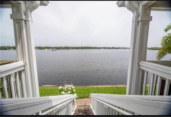 Building Photo - 201 Pompano Dr SE