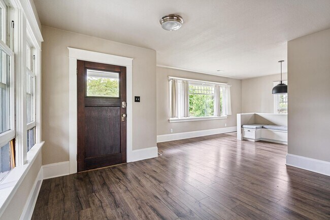Building Photo - Charming, renovated 3-bdrm/2-bath 1920s ho...