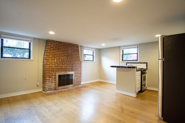 Building Photo - Adorable & Cozy NW 1 Bdr w/Fireplace + Hardwoods!
