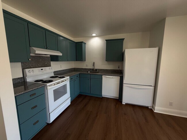 Foto del edificio - Recently updated home with new floors, paint & bathroom!