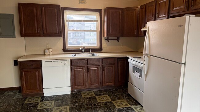 Building Photo - 541 Revere St