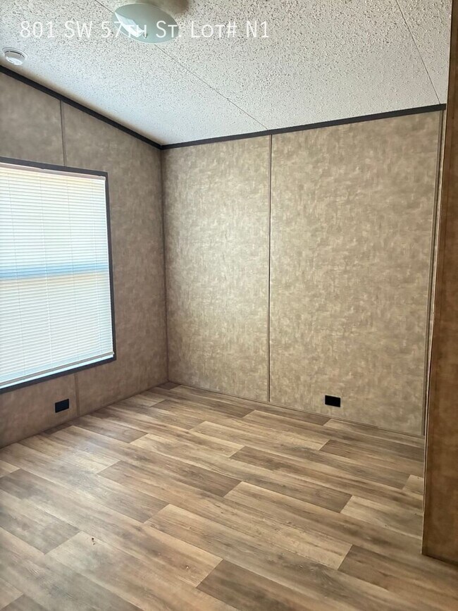 Foto del edificio - 801 SW 57th St