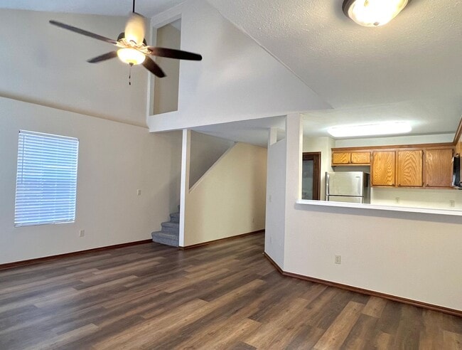 Building Photo - XL 2-bed 2-bath 1-car townhouse near OU