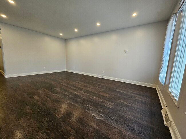 Foto del edificio - 9536 Elmwood Dr