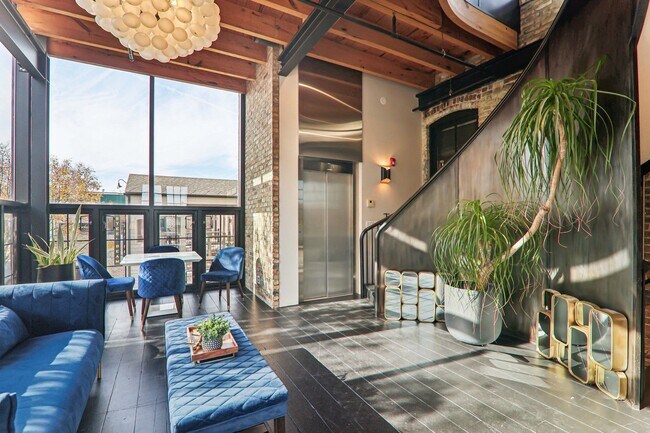 Foto del edificio - 107 W Main St