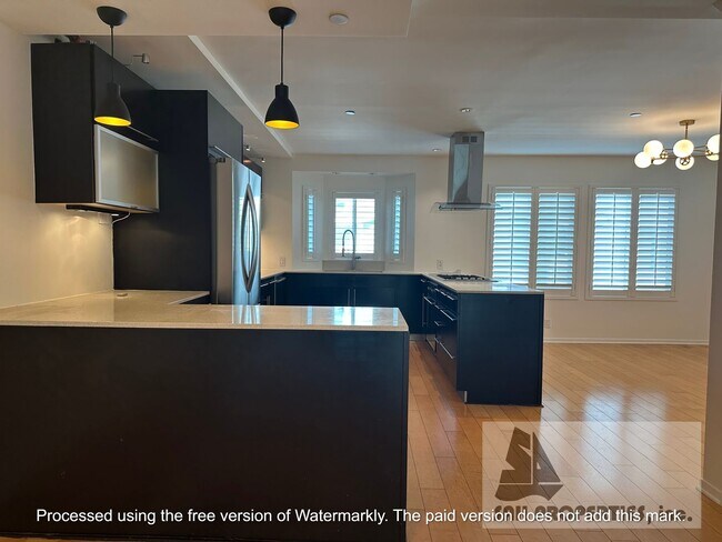 Foto del edificio - Bright & Spacious Huntington Beach Home with Vaulted Ceilings, Community Pool, EV Charger