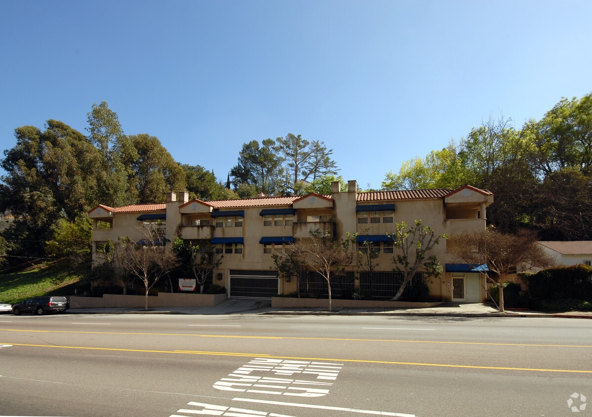 Primary Photo - 3420 Barham Blvd