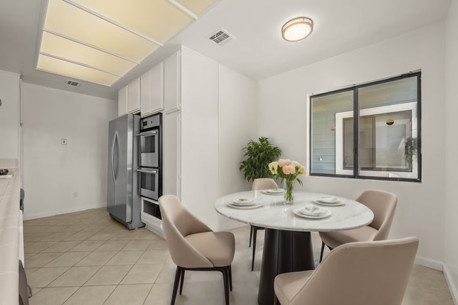 Building Photo - Tarzana Townhome – 2BR/2.5BA + Community P...