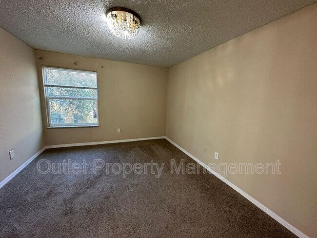 Foto del edificio - 4560 Commander Dr