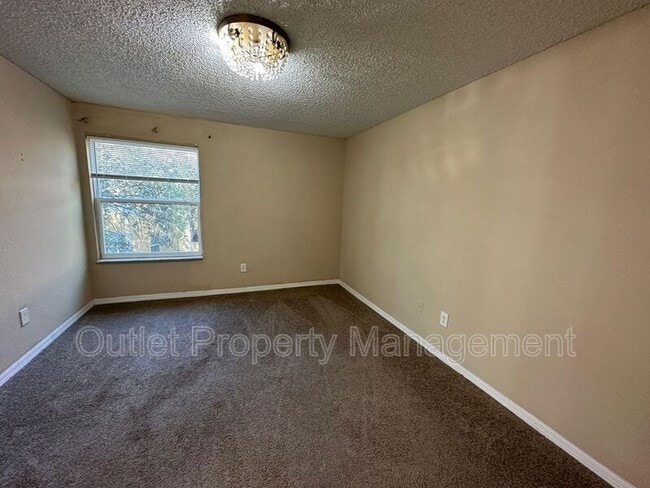 Building Photo - 4560 Commander Dr