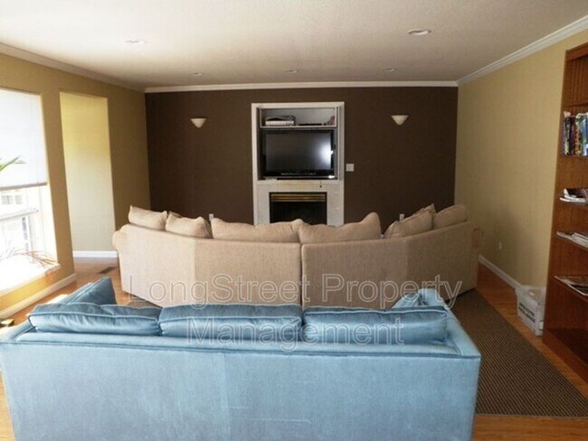 Building Photo - 1657 SW Country Club Pl