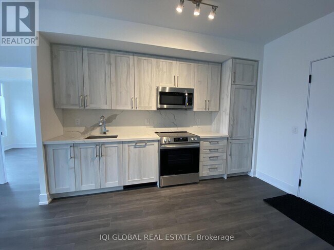 Photo du bâtiment - 2450 Old Bronte Rd