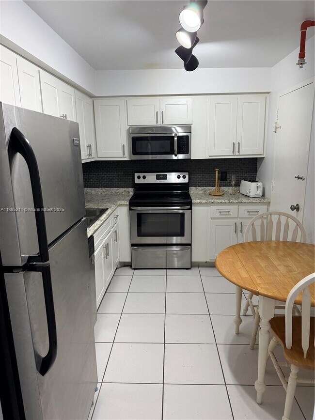 Foto del edificio - 400 Kings Point Dr