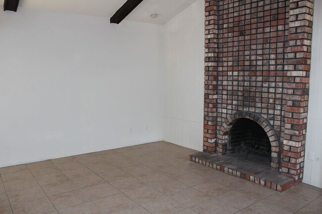 Building Photo - Updated 2 Bedroom Duplex Ready To Go!!!