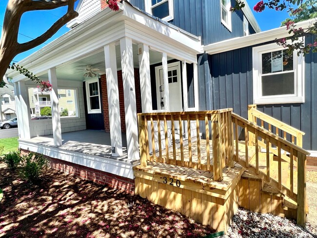 Building Photo - Completely Renovated 4BR Beach Cottage! Tw...