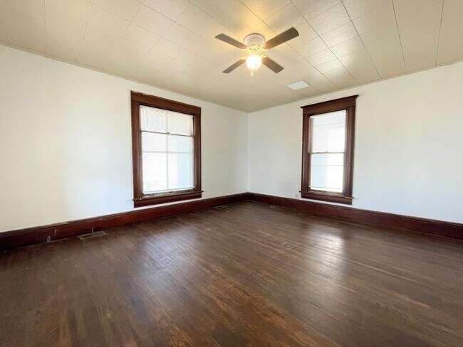 Building Photo - Large 3 Bed, 1 Bath With Fenced in Yard