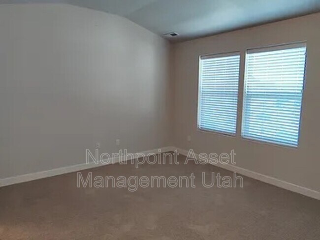 Building Photo - 818 E 975 N