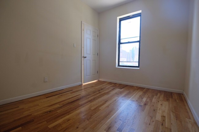 Building Photo - 921 E 179th St