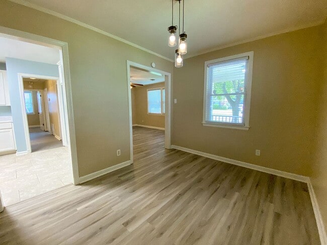 Building Photo - 2 Bedroom, 1 Bathroom Near N Graham and Sa...