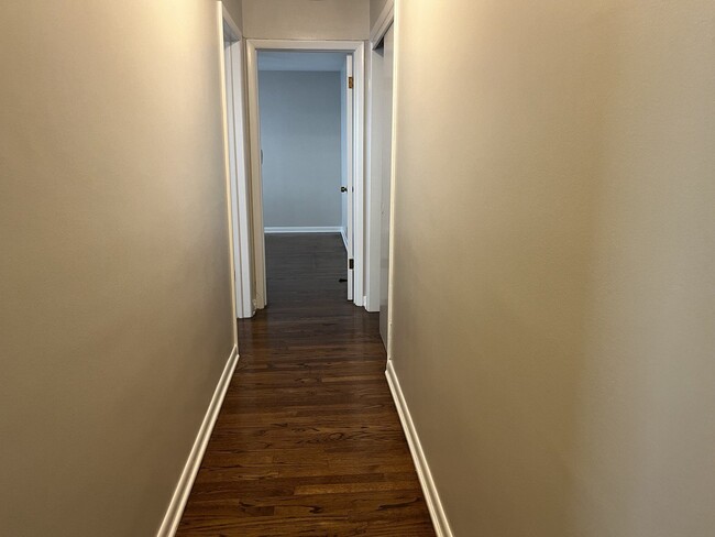 Building Photo - A 3 bedroom apartmen in Des Plaines