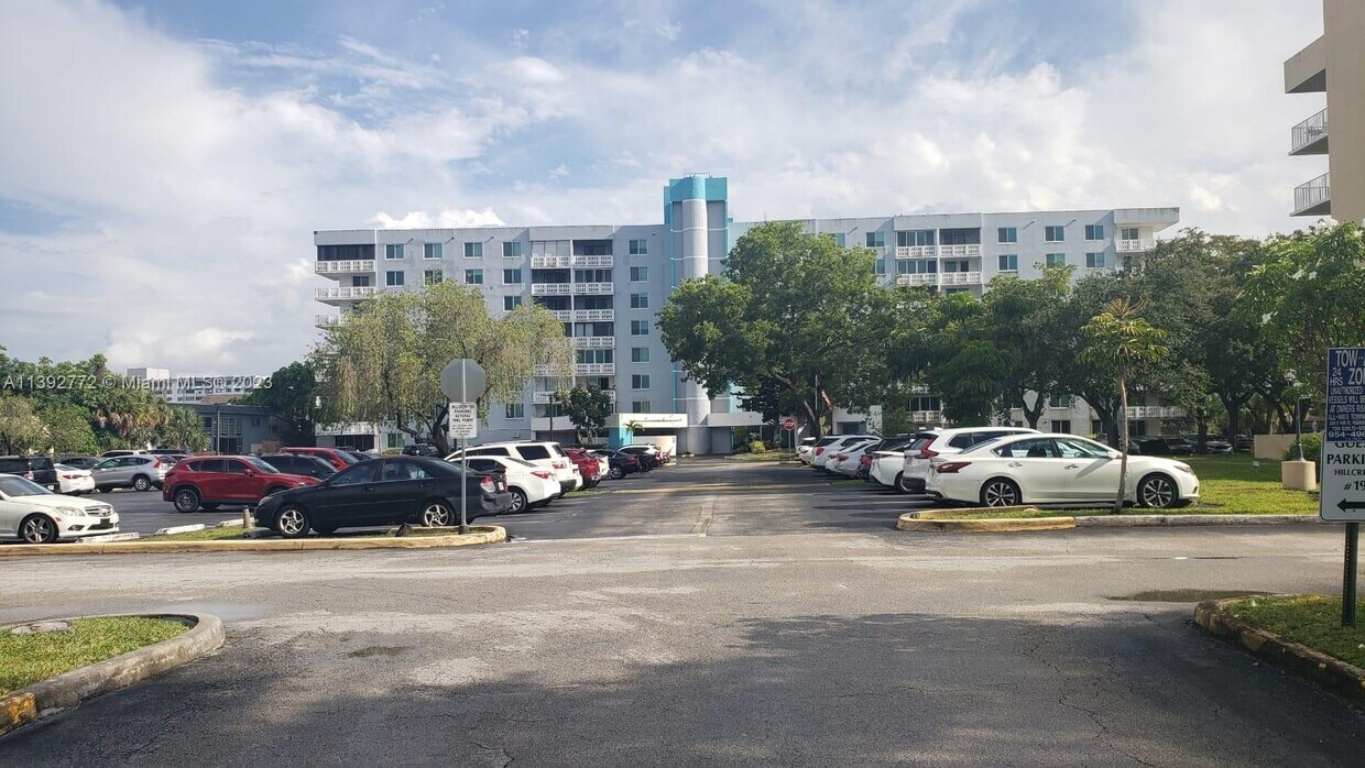 919 Hillcrest Dr Unit 301, Hollywood, FL 33021 Condo for Rent in