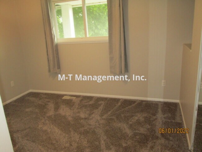 Foto del edificio - NW 4 BR/3 BATH SPLIT ENTRY HOUSE + 3 CAR G...