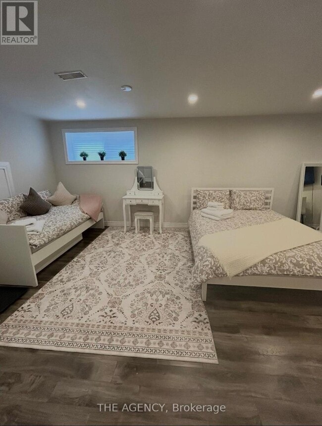 Building Photo - 4206 Bloor St W