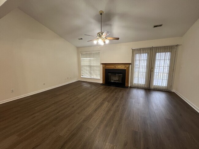 Building Photo - Charming 3 Bedroom, 2 Bathroom Home in Goo...