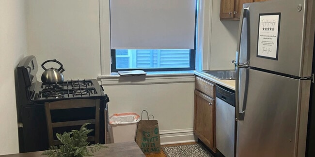 Building Photo - 1915 W Larchmont Ave