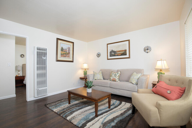 Foto del edificio - 906 Dainty Avenue