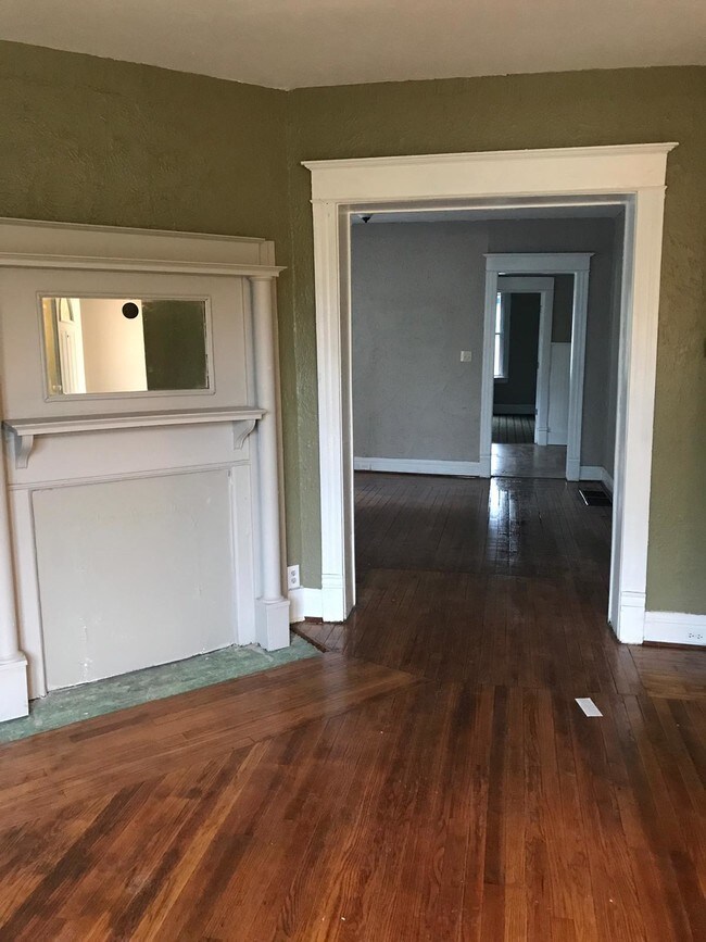 Building Photo - 529 Studebaker St