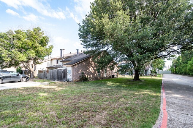 Building Photo - 2053 Country Village Blvd