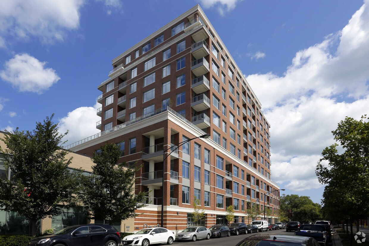 ster Square Condominiums Apartments in Chicago, IL