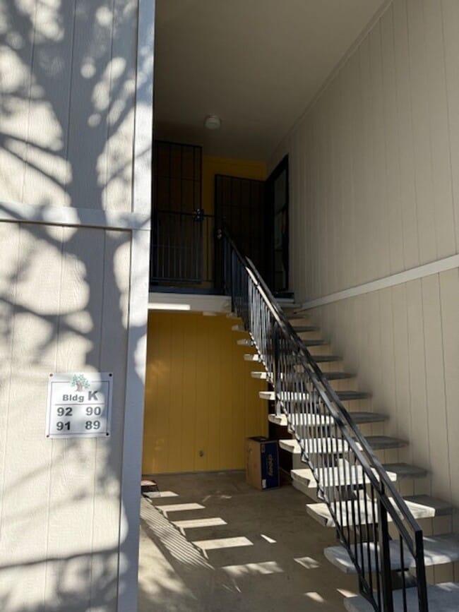 Building Photo - 400 S Saliman Rd