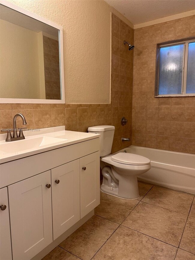 Building Photo - 3 bedroom in Miami FL 33142