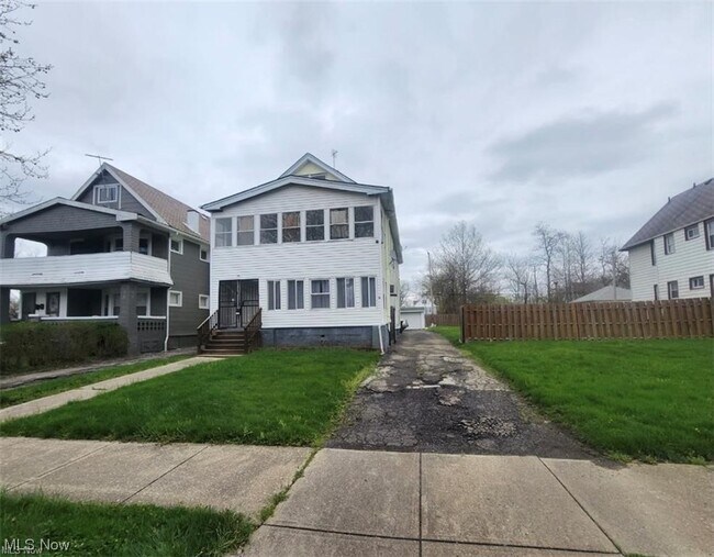 Foto del edificio - 3353 E 125th St