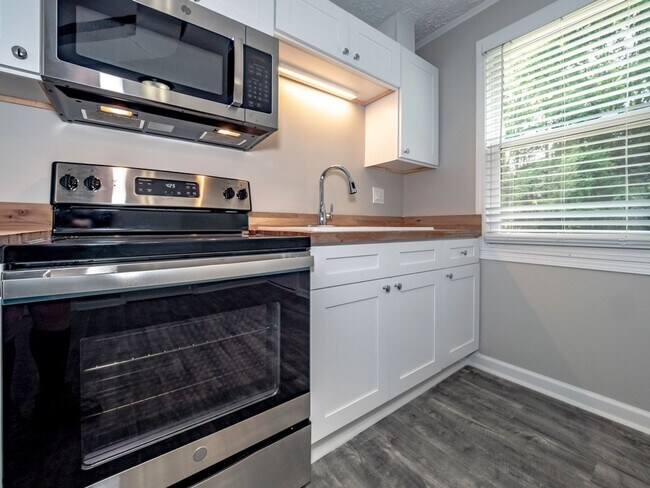 Foto del edificio - NEWLY RENOVATED DUPLEX UNIT