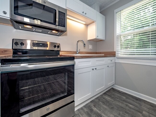 Building Photo - NEWLY RENOVATED DUPLEX UNIT