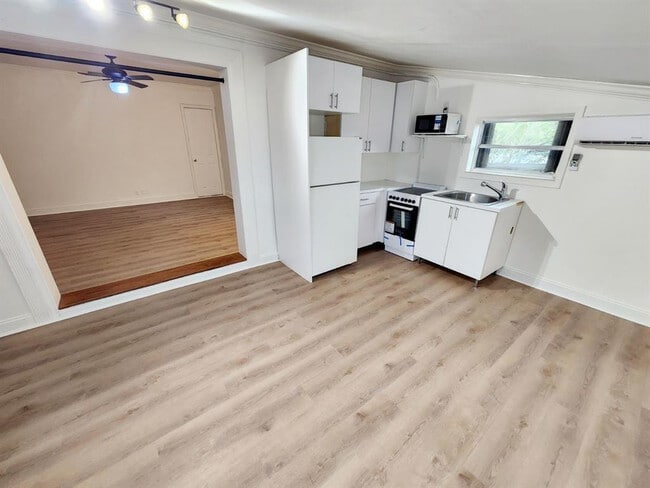 Foto del edificio - 701 SW 68th Terrace