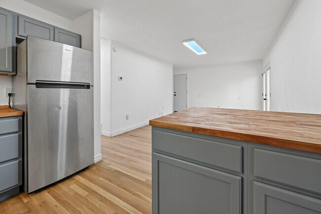 Building Photo - 309 Redwood Dr