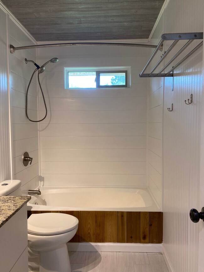 Foto del edificio - Charming updated 2 Bedroom, 2 full bath ho...