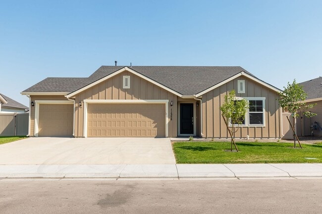 Building Photo - Perfect location for a 4 bed 2 bath with a...