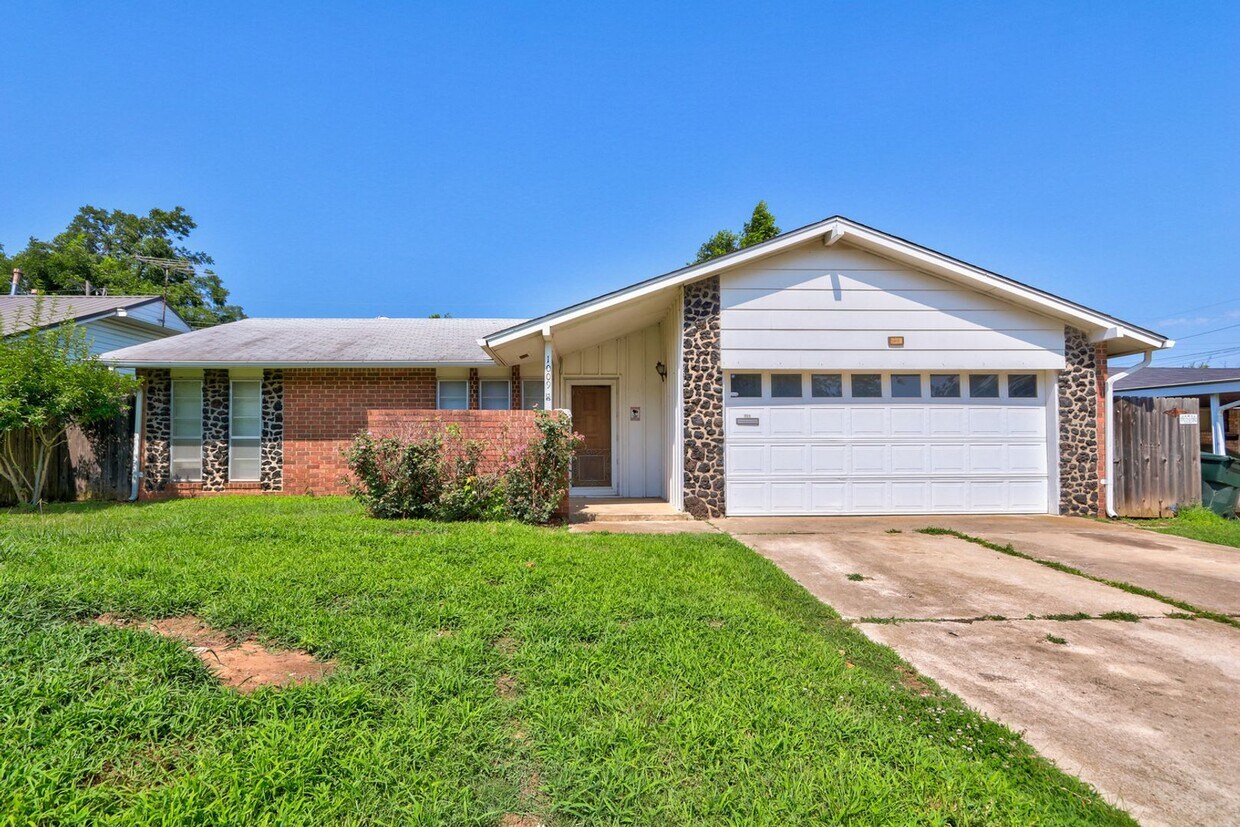 Primary Photo - 3 Bed 1.5 Bath in Midwest City!