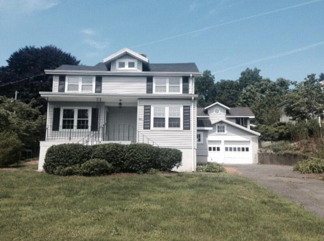 Foto principal - 481 Bronson Rd