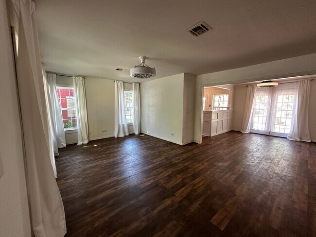 Foto del edificio - 3217 Cole Ave