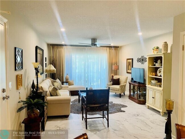 Foto del edificio - 6223 Bay Club Dr