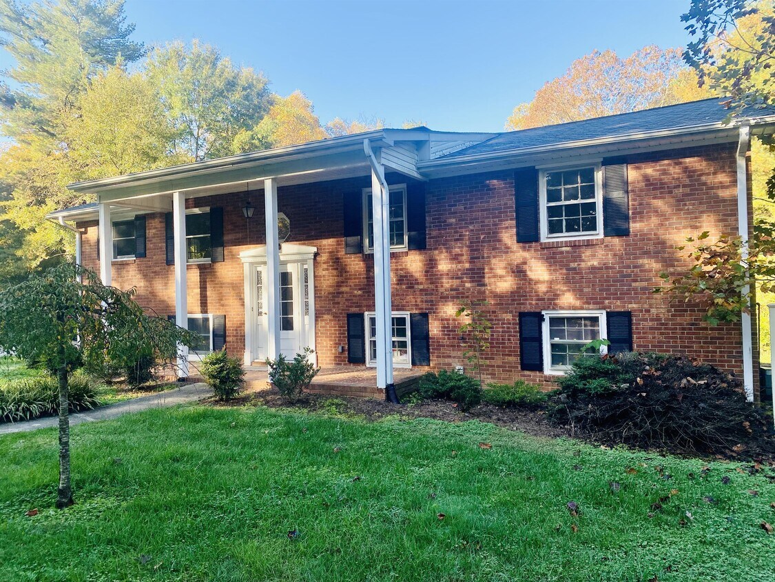 Primary Photo - 2090 Oakland Dr