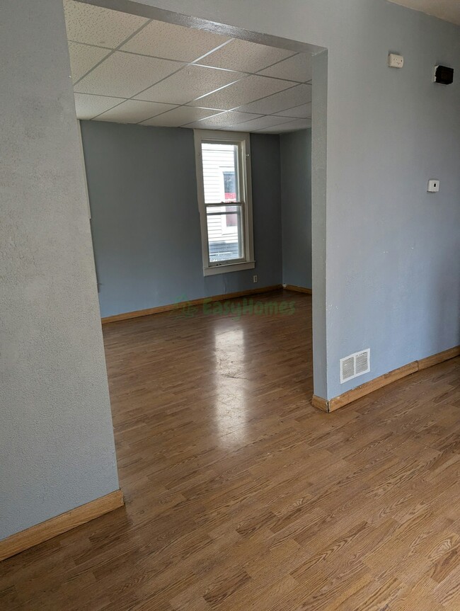 Building Photo - 831 W Russell St