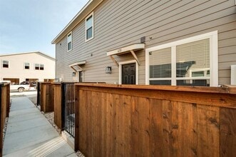 Building Photo - 635 Harvest Moon Dr