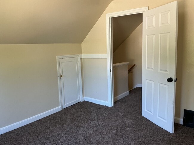 Building Photo - 3 Bedroom Single Family Home